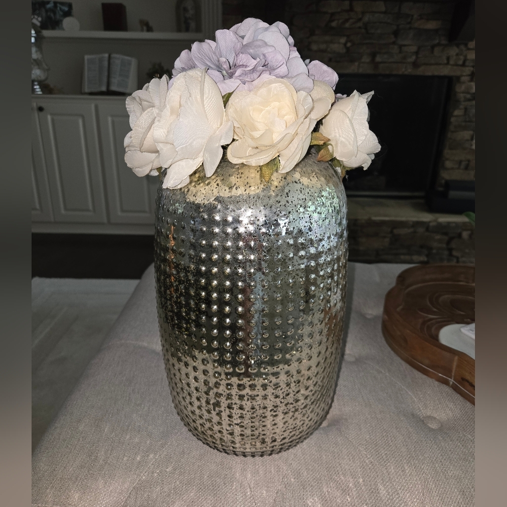 Inspire Me Home Decor Elegant Gold Hammered Vase with White and Purple Flowers